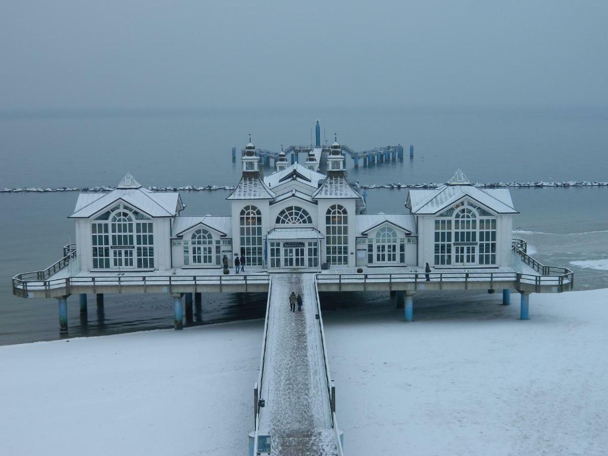 Ferienwohnung "Kranich" Im Ferien-Resort Ruegen サガルト エクステリア 写真